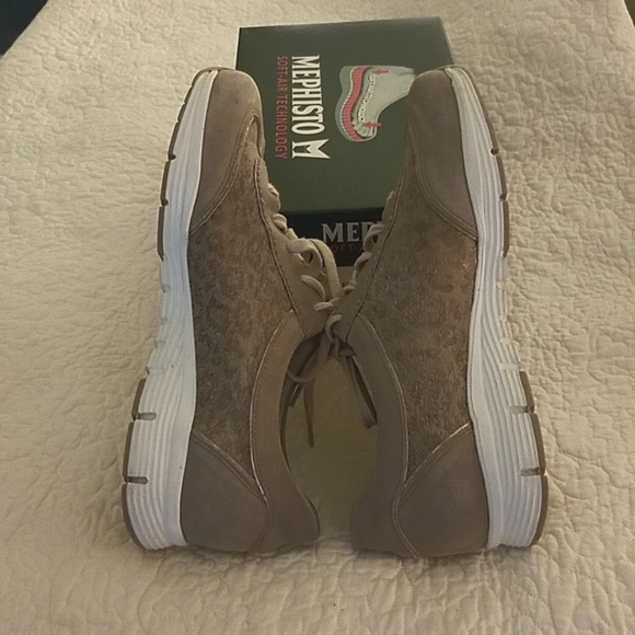 Women's US 8.5 Mephisto tan sport shoes. - Picture 4 of 9